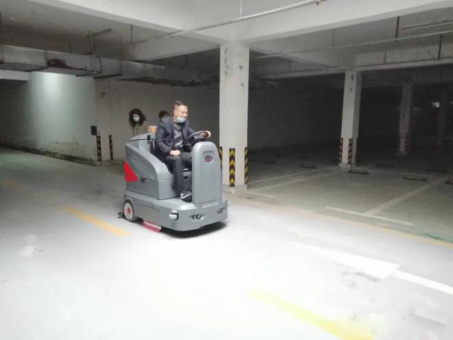 深圳小区物业保洁不用人力改用驾驶式洗地机了